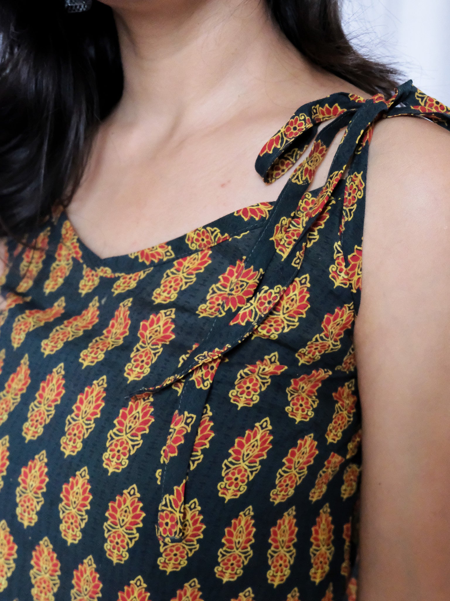Aarohi Green Motif Cotton Tie-Up Strap Kurti with Chuppi